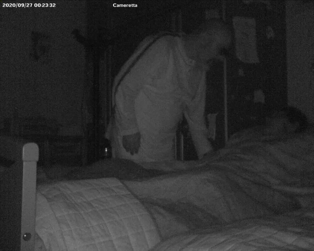 Remigio controlla Eugenio nel lettuccio