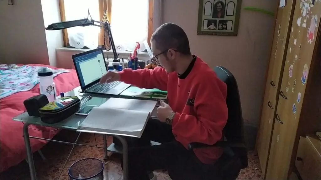 Eugenio studia in cameretta