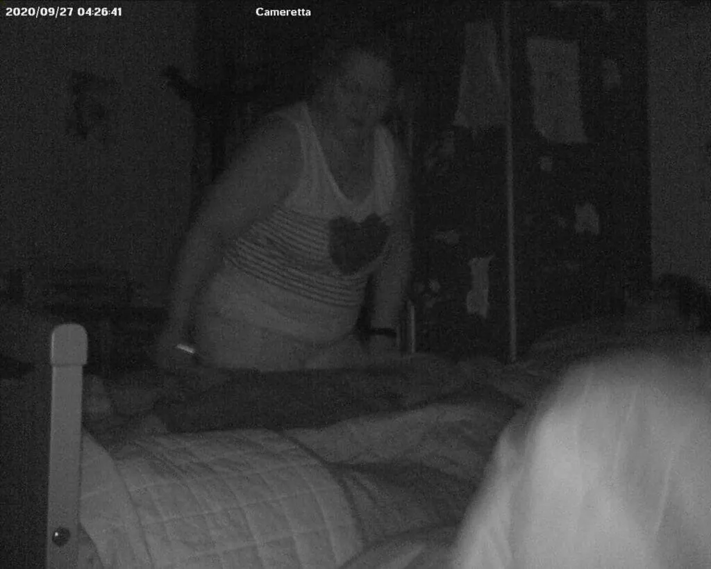 Giuseppina controlla Eugenio nel lettuccio