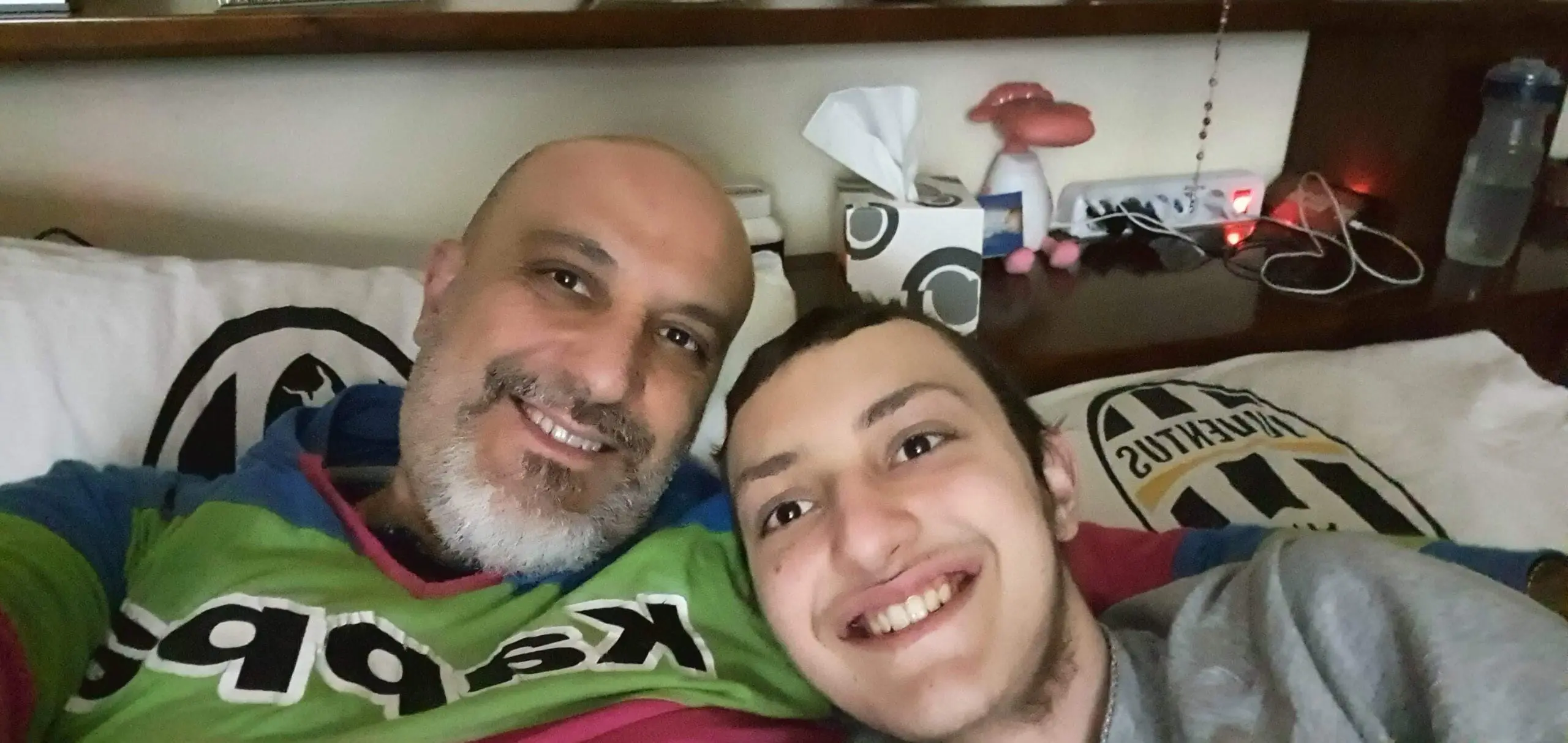 Eugenio e Remigio sorridono nel lettone