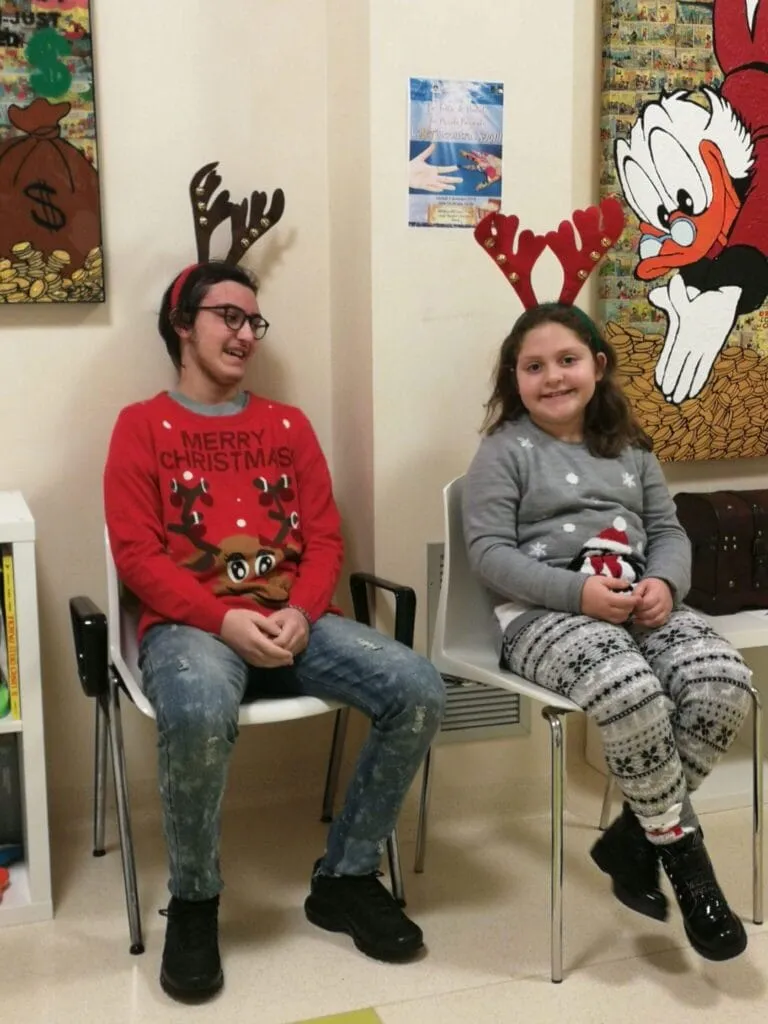 Eugenio e Francesca con le corna da alce nella saletta Gemelli