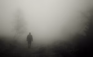 camminare nel buio, nebbia