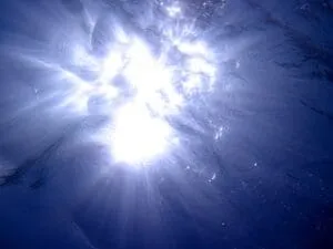 fondo del mare, luce sull'acqua
