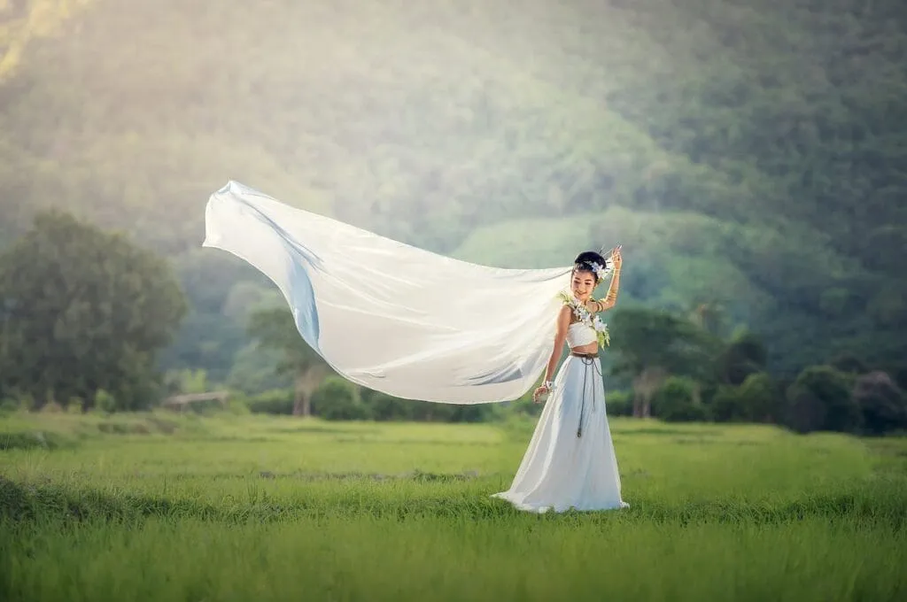 vento che soffia, donna, velo