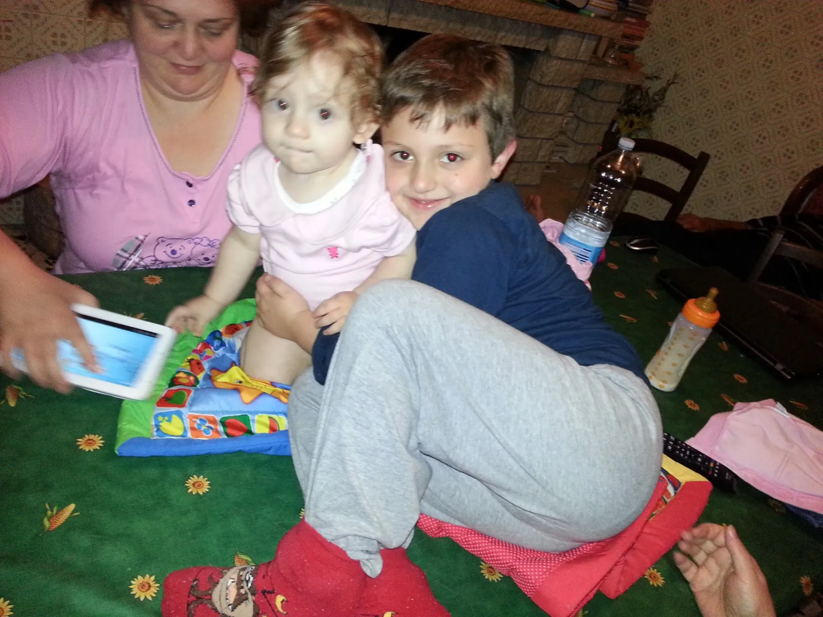 Eugenio e Francesca sul tavolo nel 2012