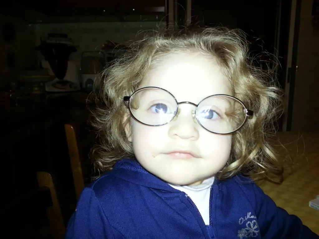 Francesca con gli occhiali della nonna