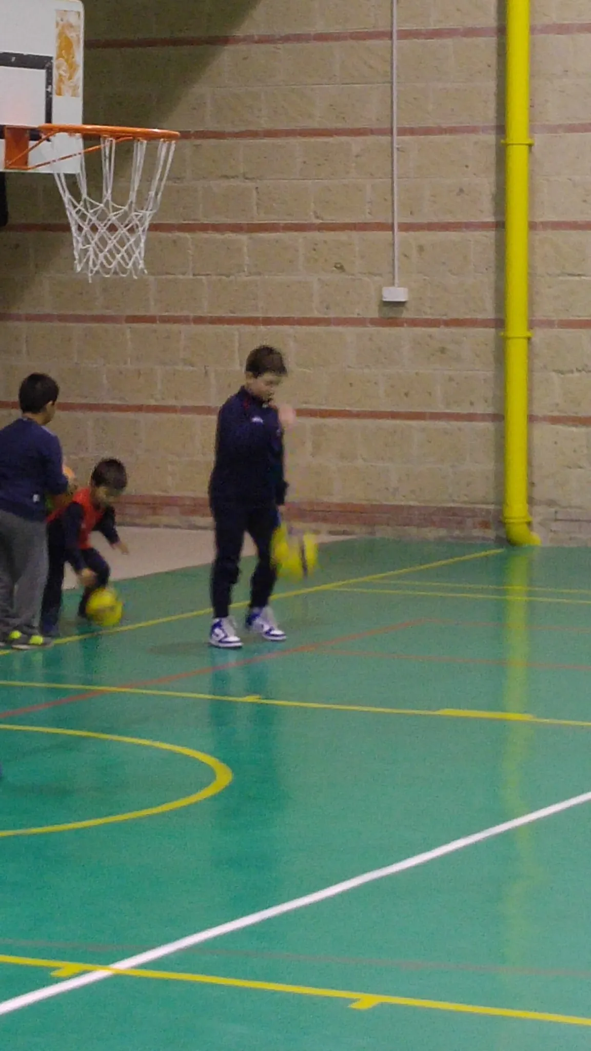 Eugenio alle prese col pallone di basket