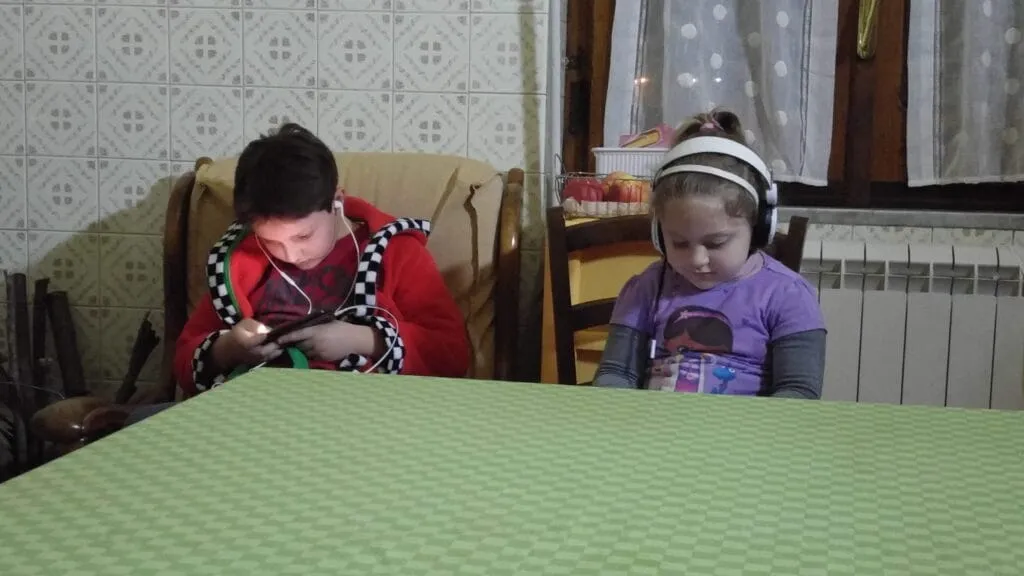 Eugenio e Francesca con tablet nel 2015