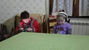 Eugenio e Francesca con tablet nel 2015