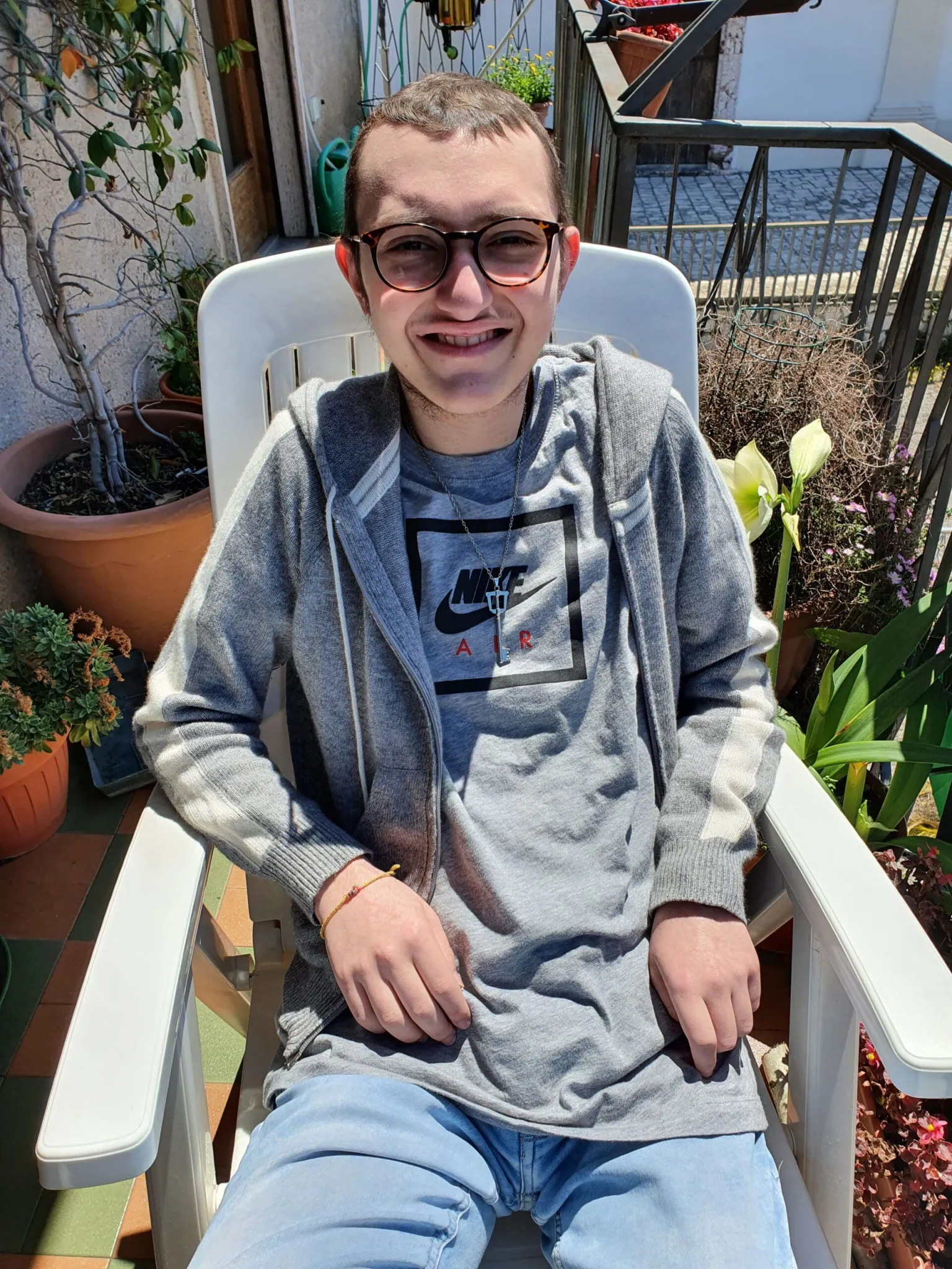 Eugenio sul balcone prende il sole