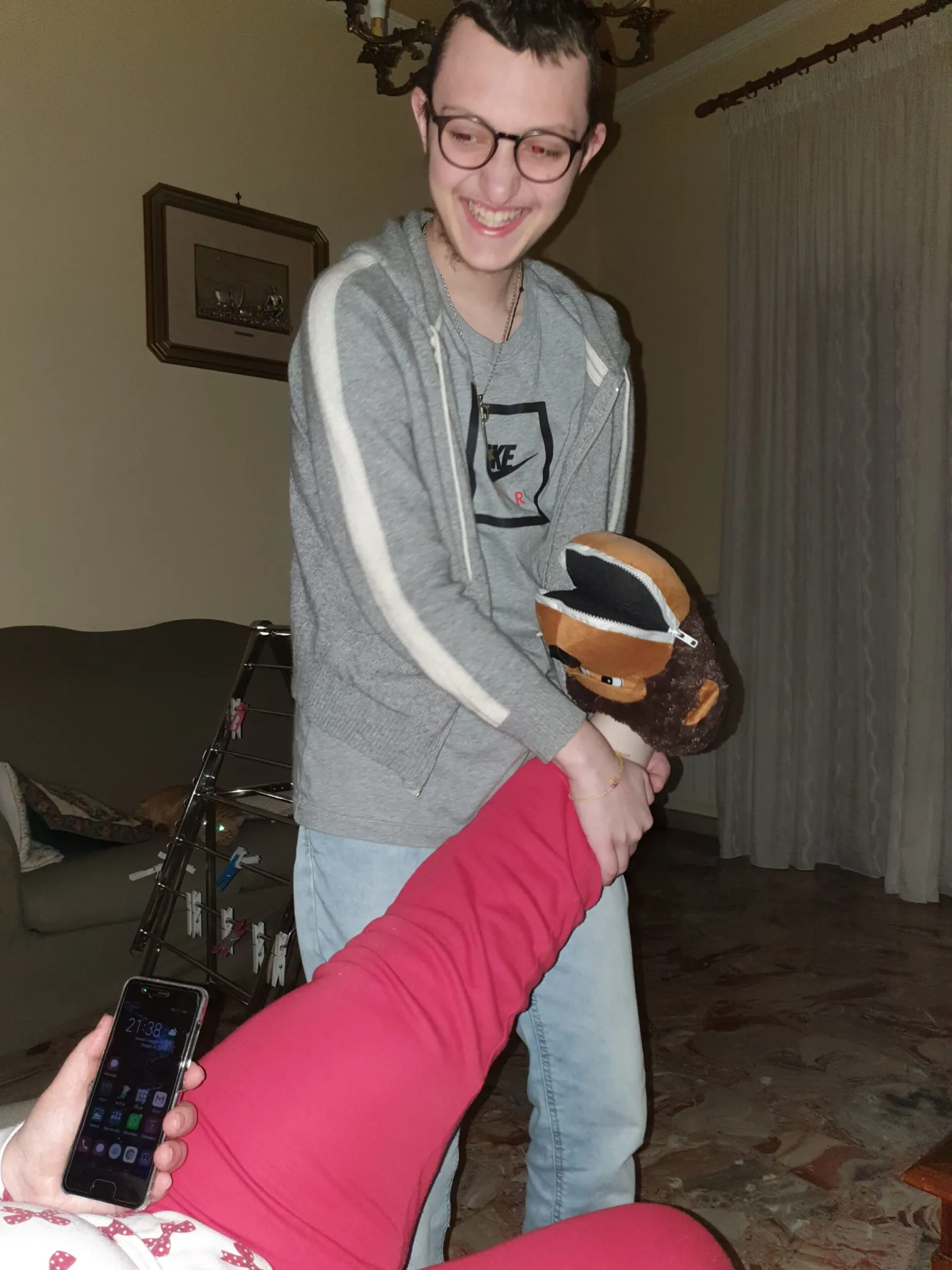 Eugenio scherza con il piede di Giuseppina