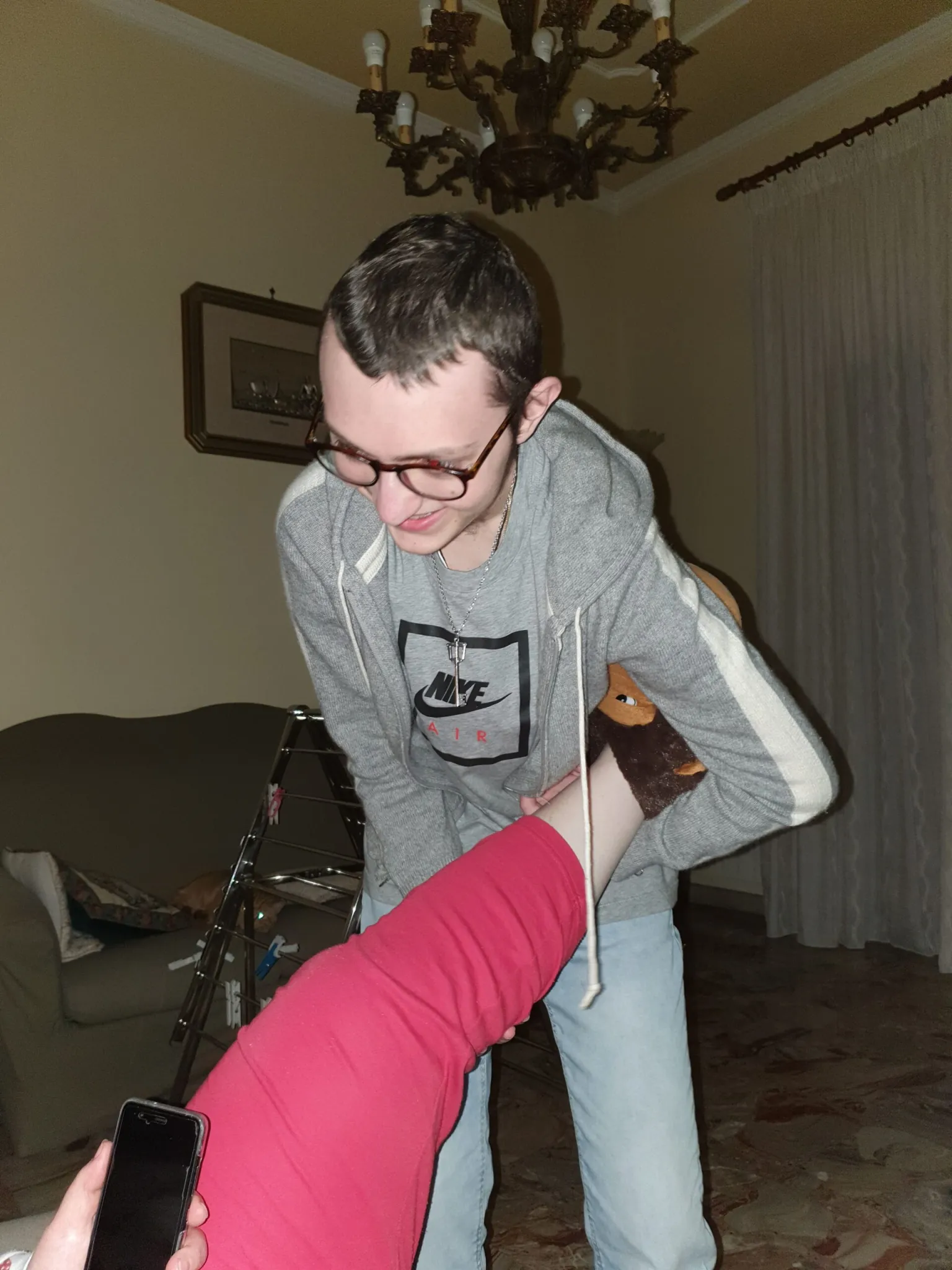 Eugenio scherza con il piede di Giuseppina