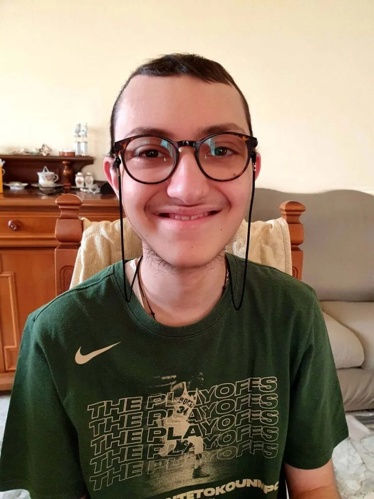 Eugenio sorride con la sua maglietta verde