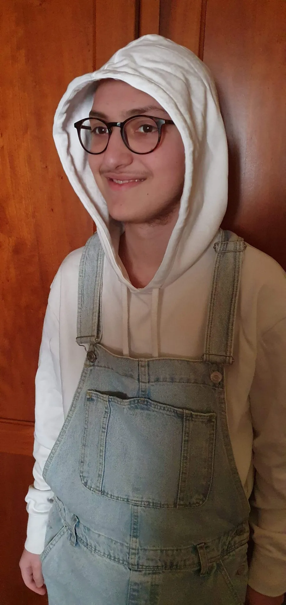 Eugenio col cappuccio della felpa