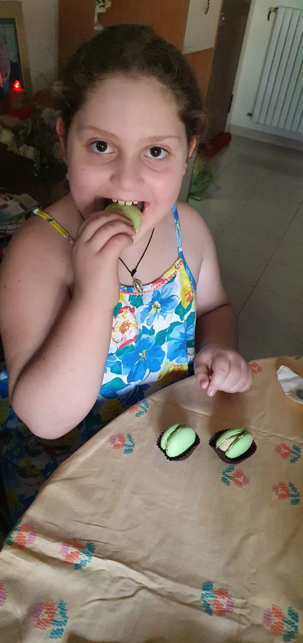 Francesca mangia dolcetti a Foggia