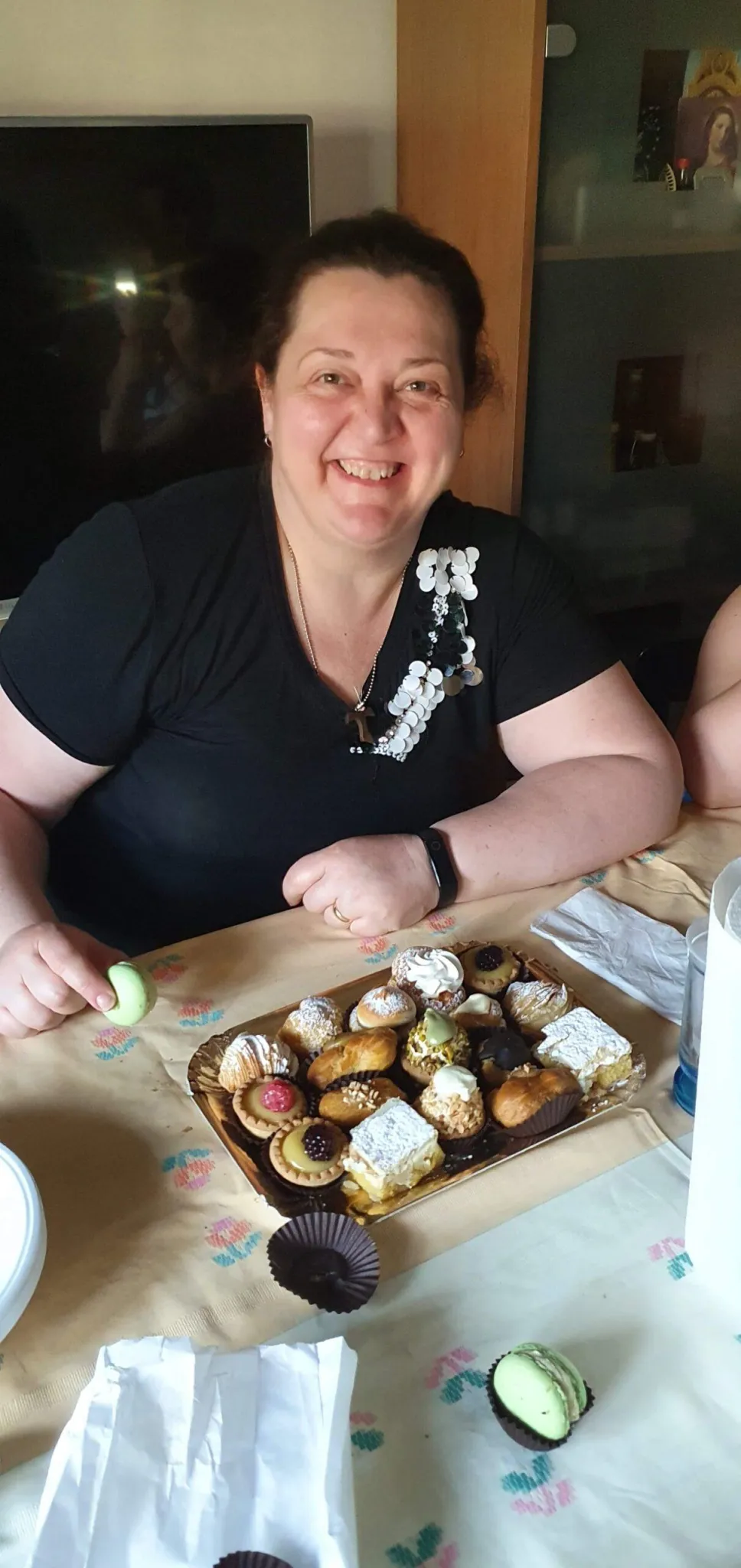 Giuseppina con dolcetti da nonna Rosa
