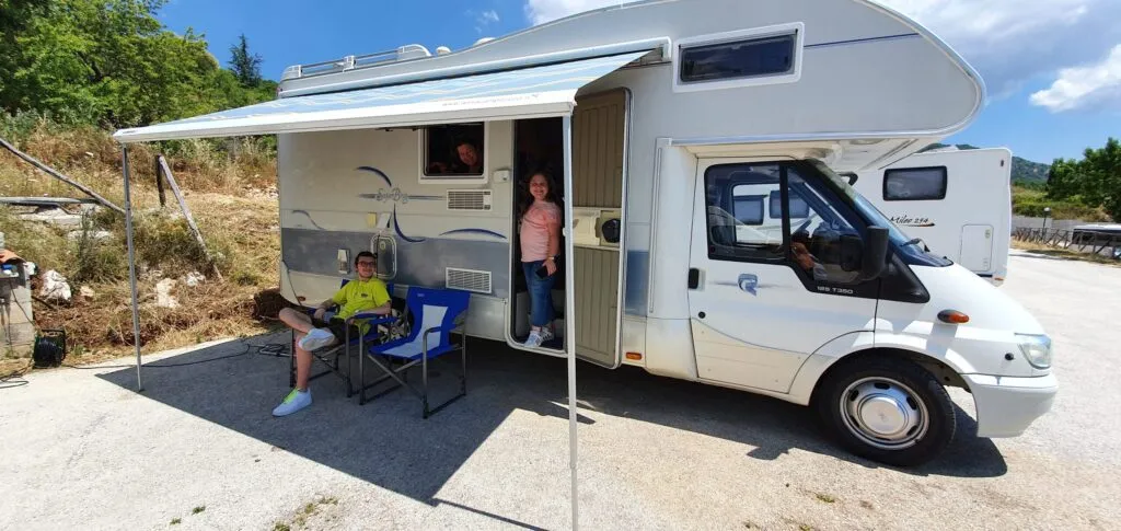 Eugenio e Francesca sul camper Pio
