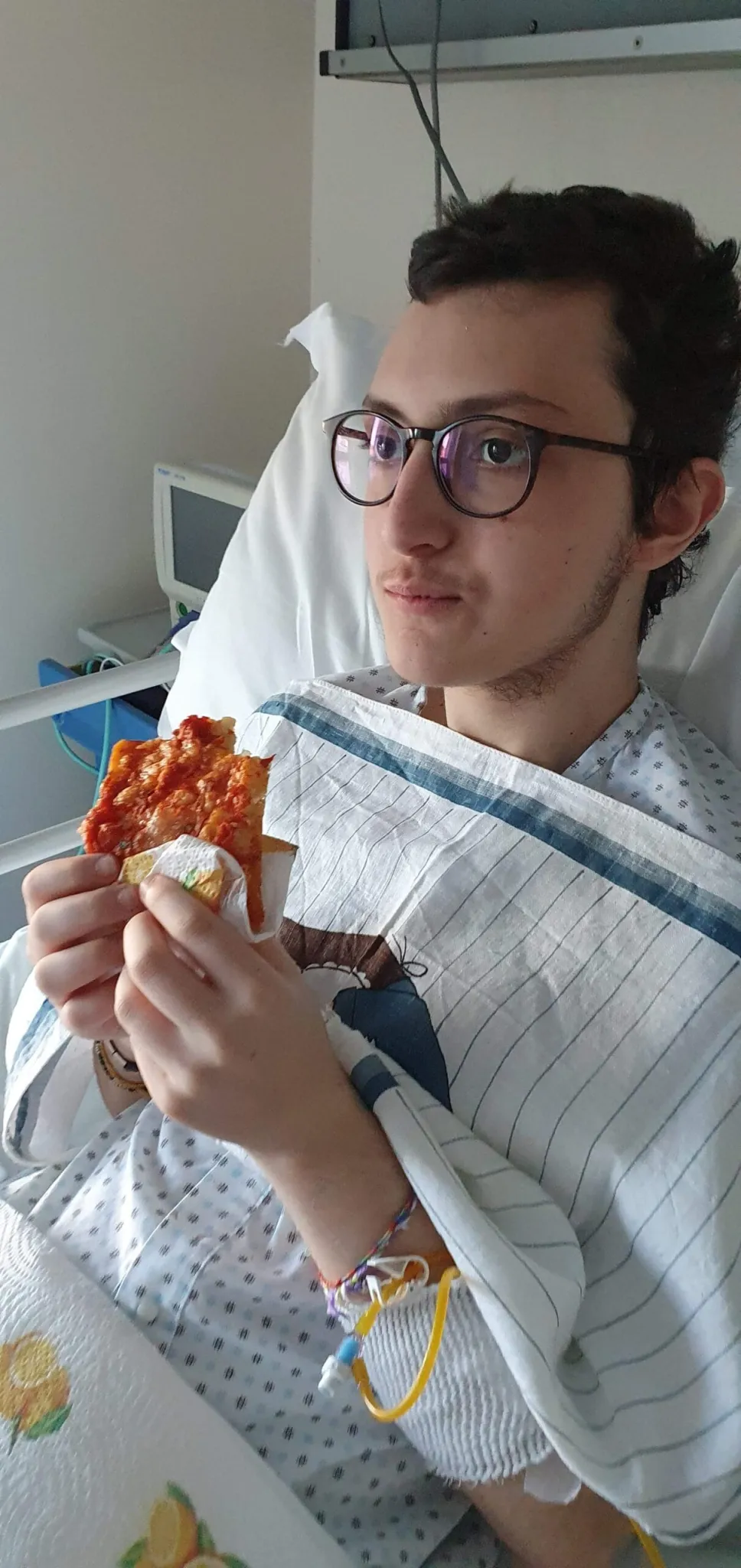 Eugenio mangia la pizza a Perugia