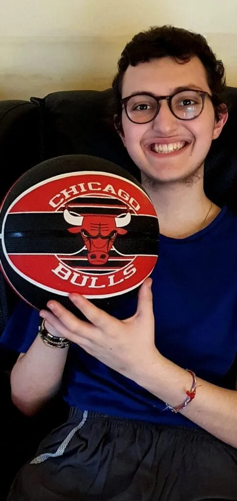 Eugenio col pallone da basket regalo dei Mercaldo