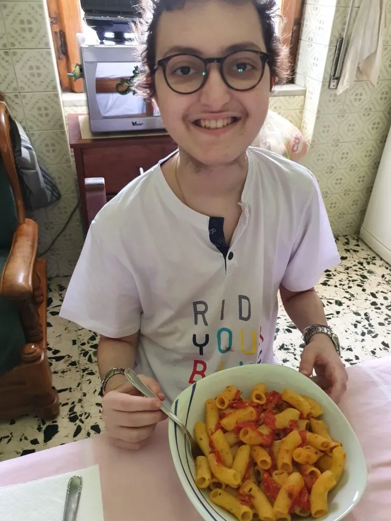 Stai con i bimbi un po' più grandi - Eugenio mangia un bel piatto di pasta