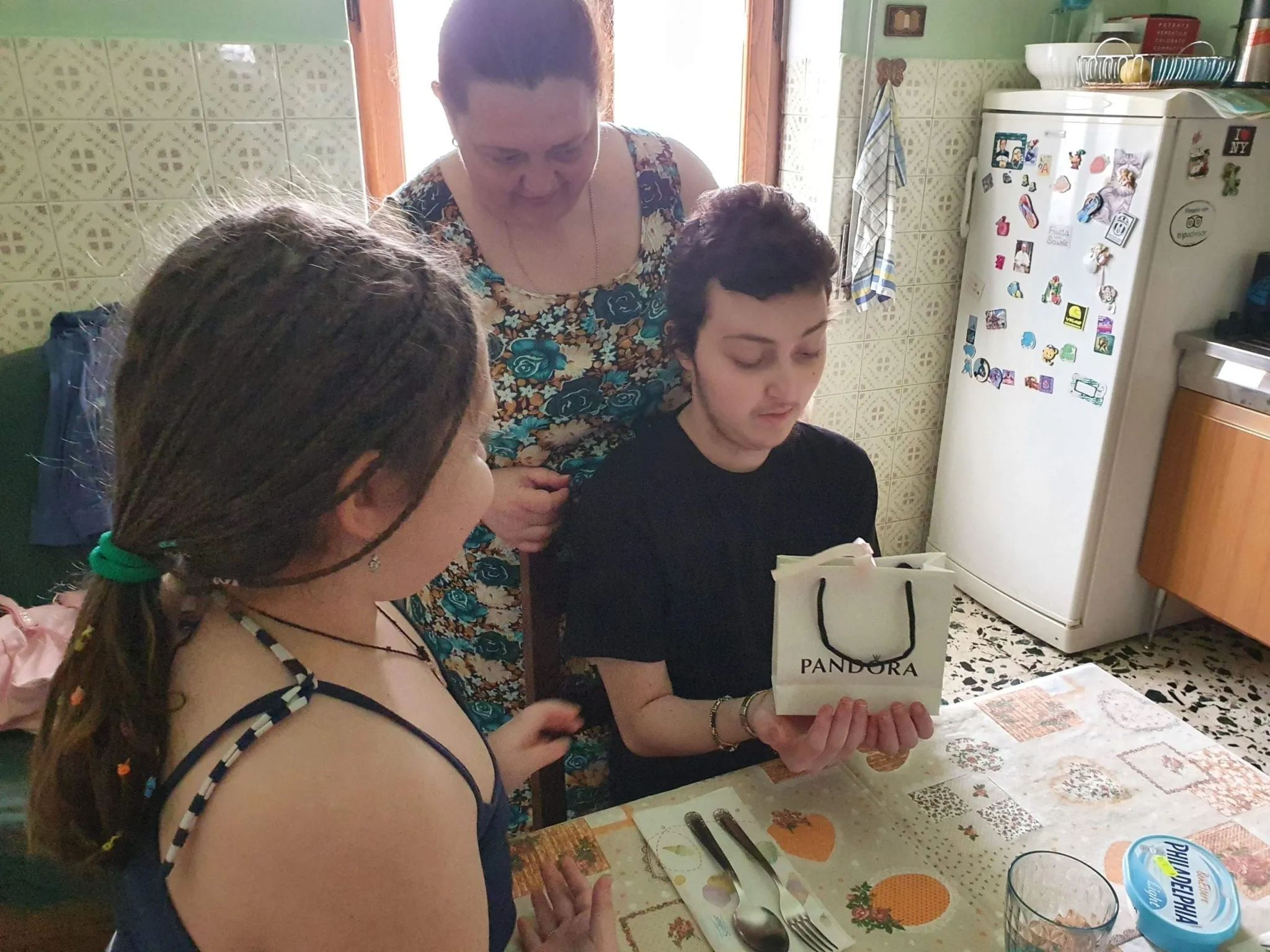 Eugenio, Giuseppina e Francesca aprono il dono Pandora 