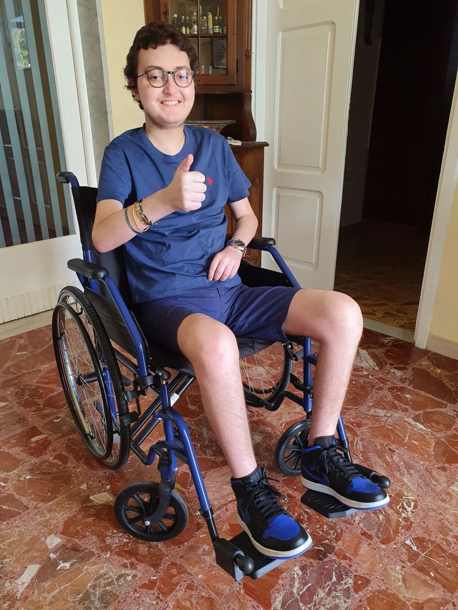 Eugenio sulla sedia a rotelle