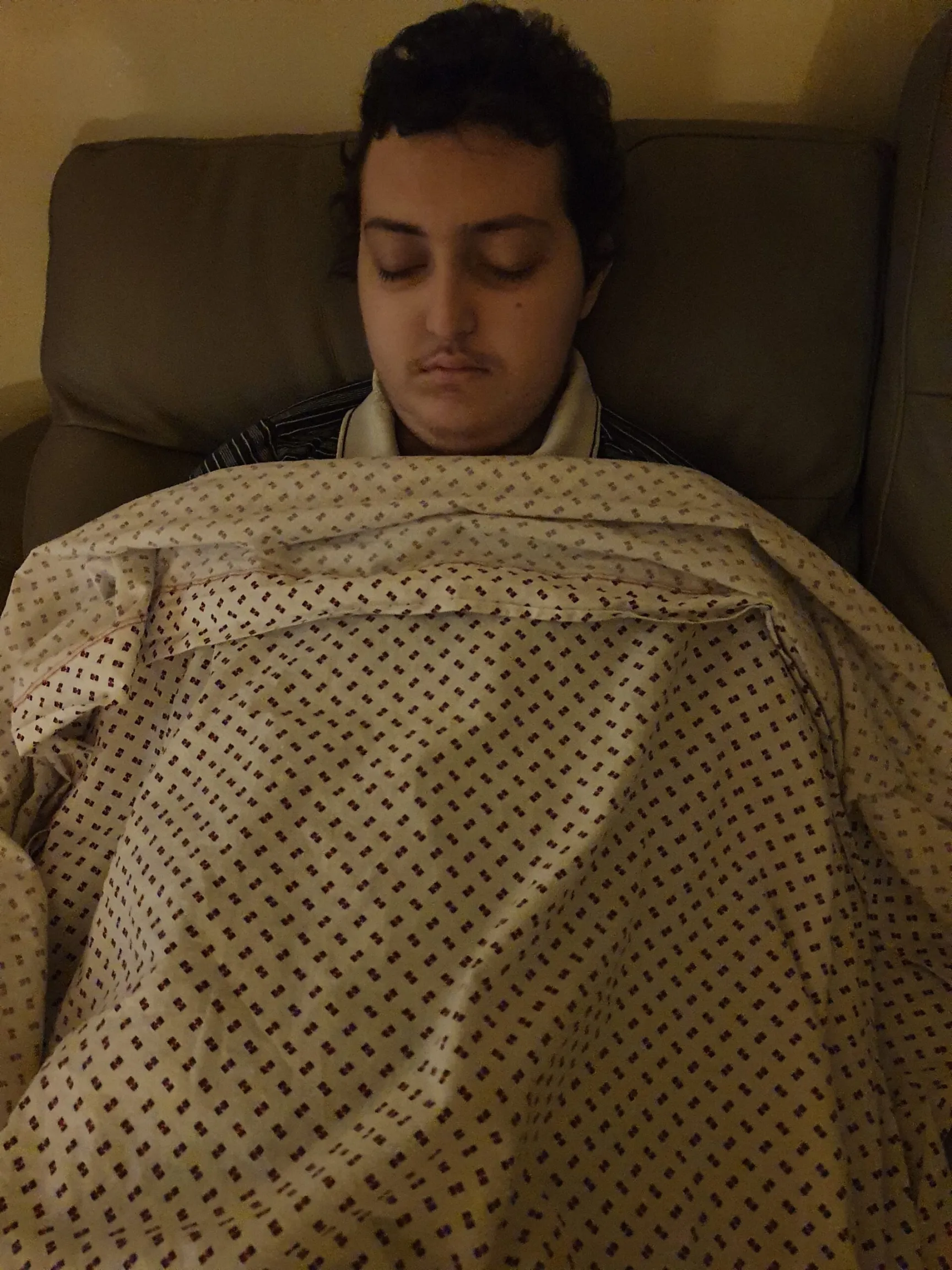 Eugenio dorme sul divano