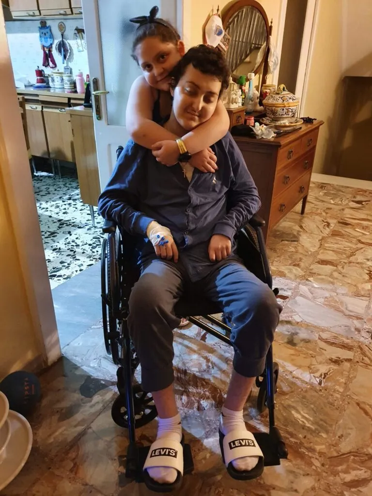 Francesca abbraccia Eugenio in carrozzina 