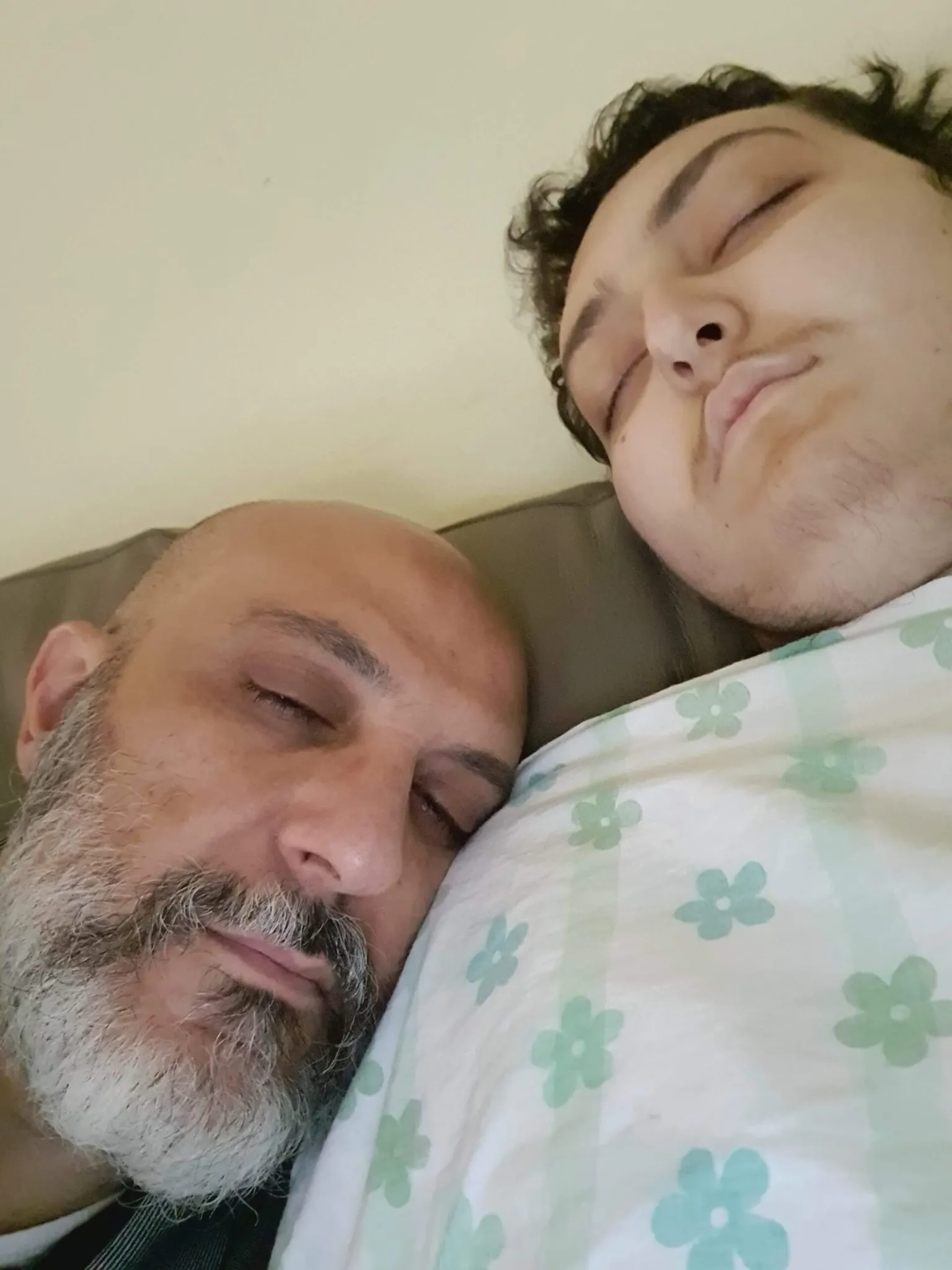 Eugenio e Remigio dormono sul divano