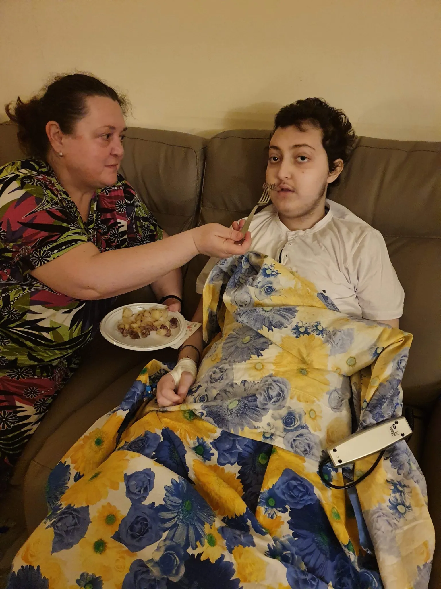 Eugenio cena sul divano con Giuseppina