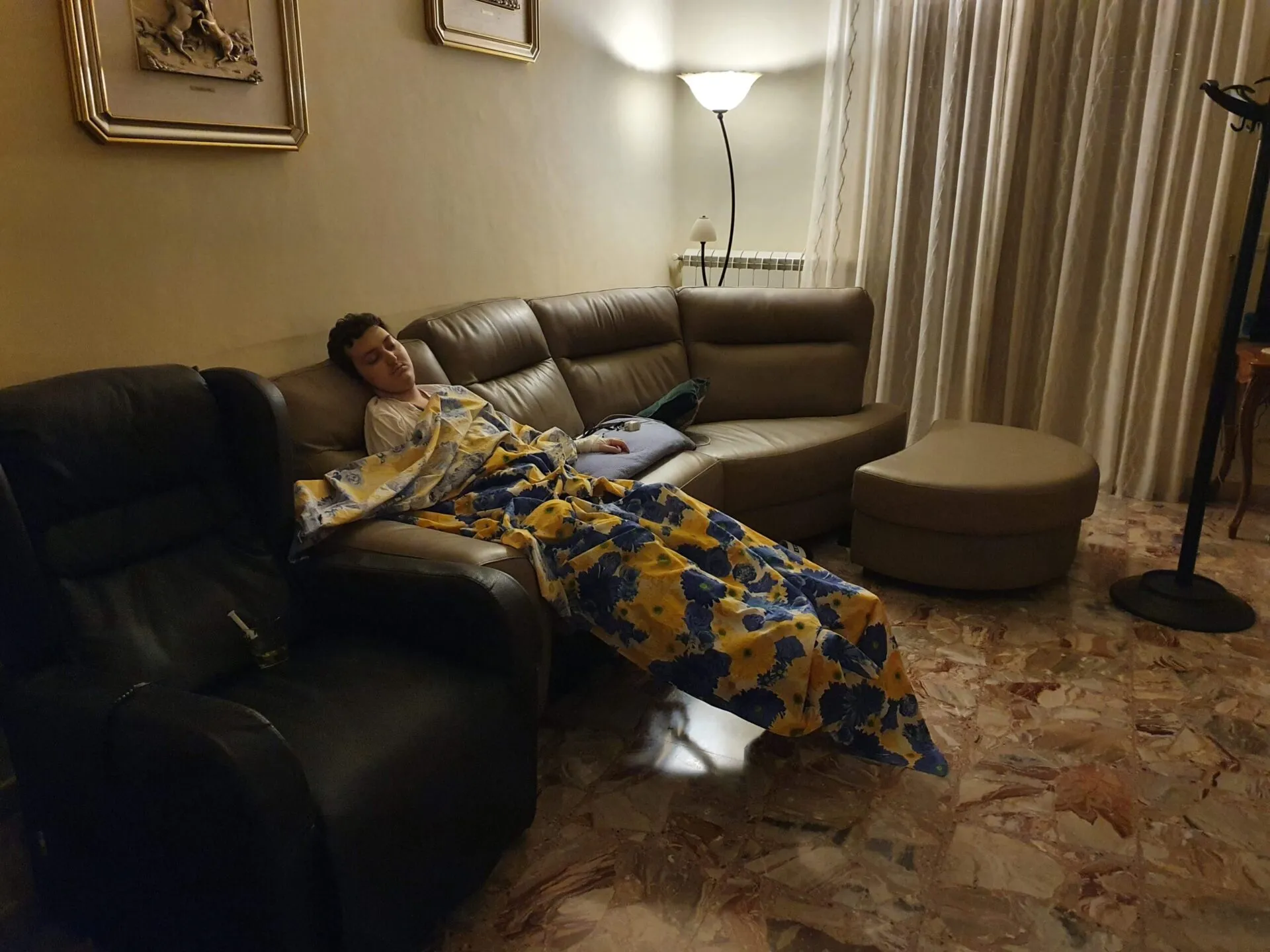Eugenio dorme sul divano
