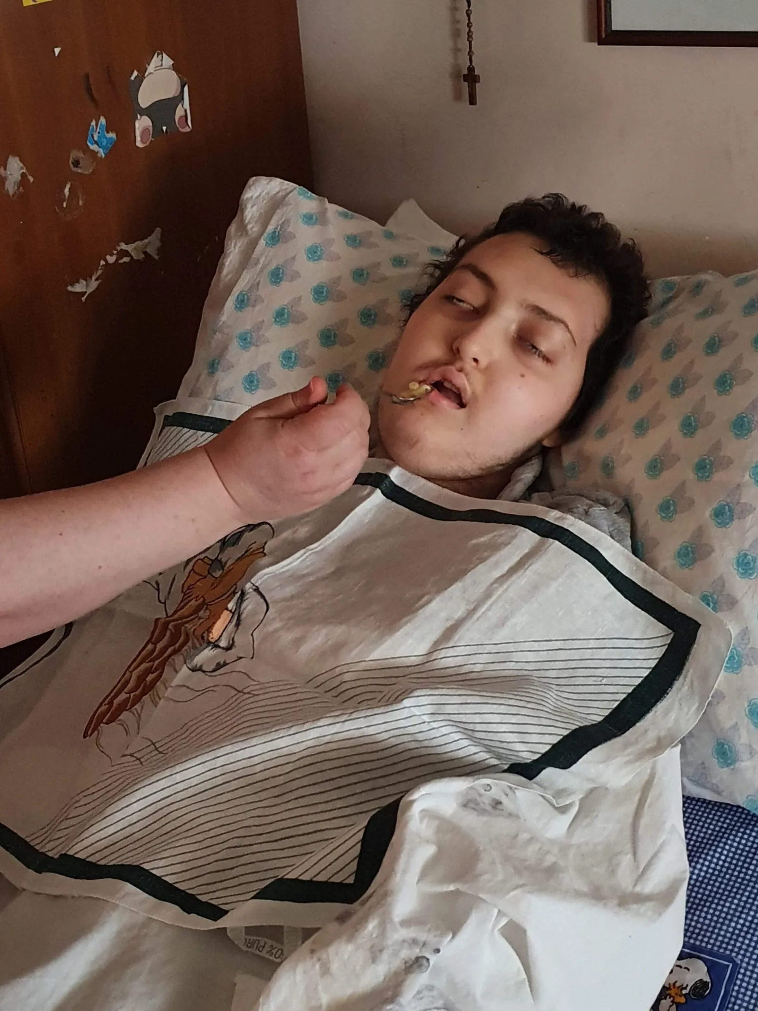 Eugenio nel lettuccio mangia omogeneizzato