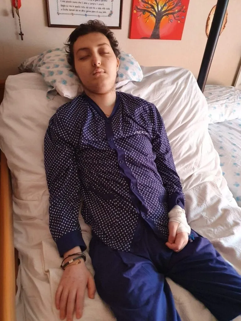 Eugenio pigiama blu nel suo lettuccio