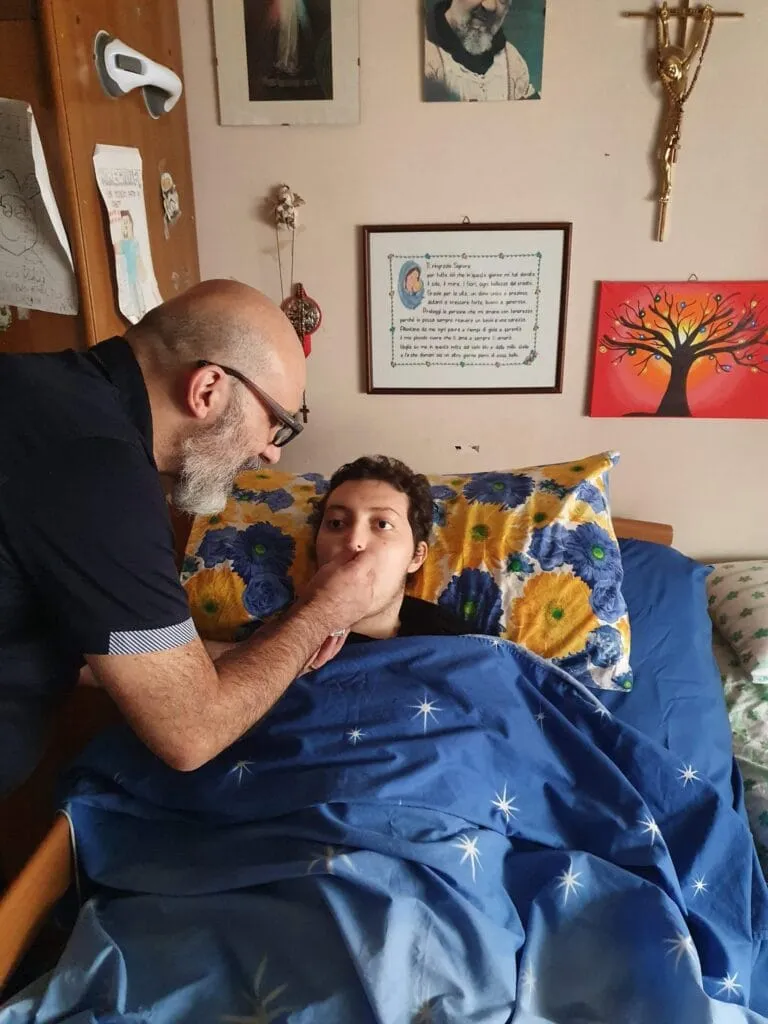 Remigio porga la Nutella a Eugenio nel lettuccio