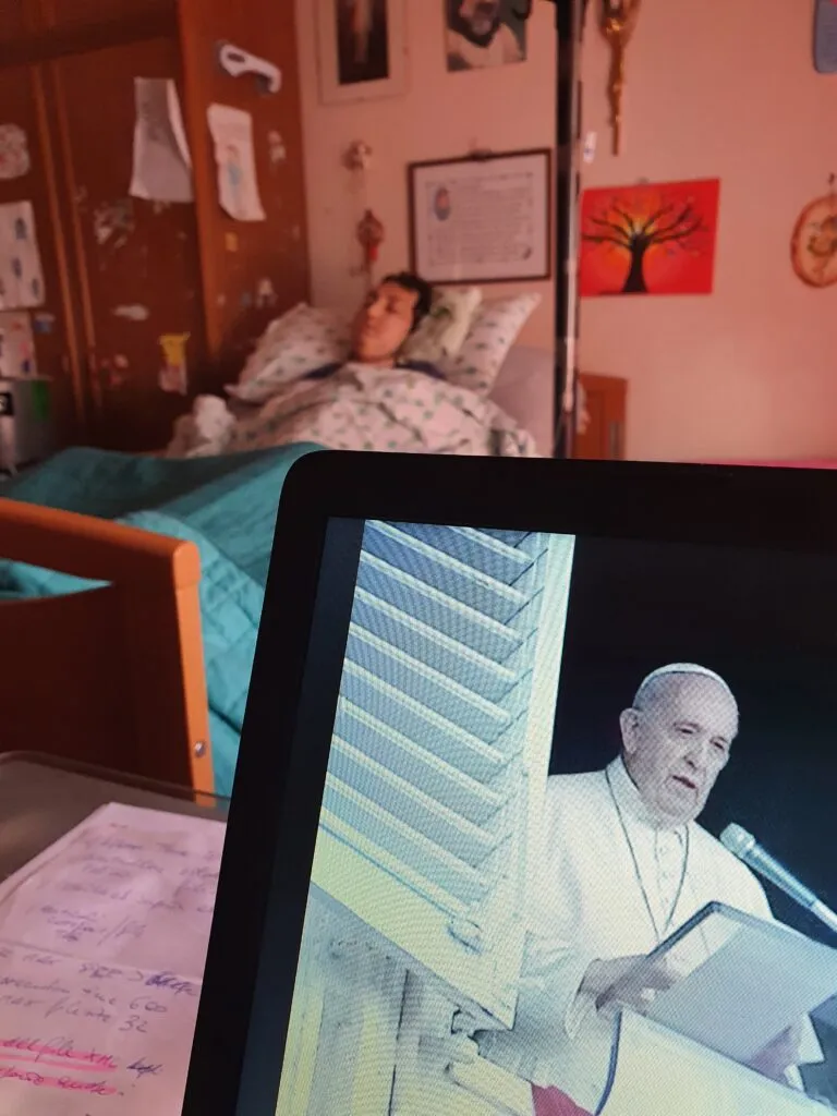 Eugenio nel suo lettuccio, Papa Francesco all'Angelus