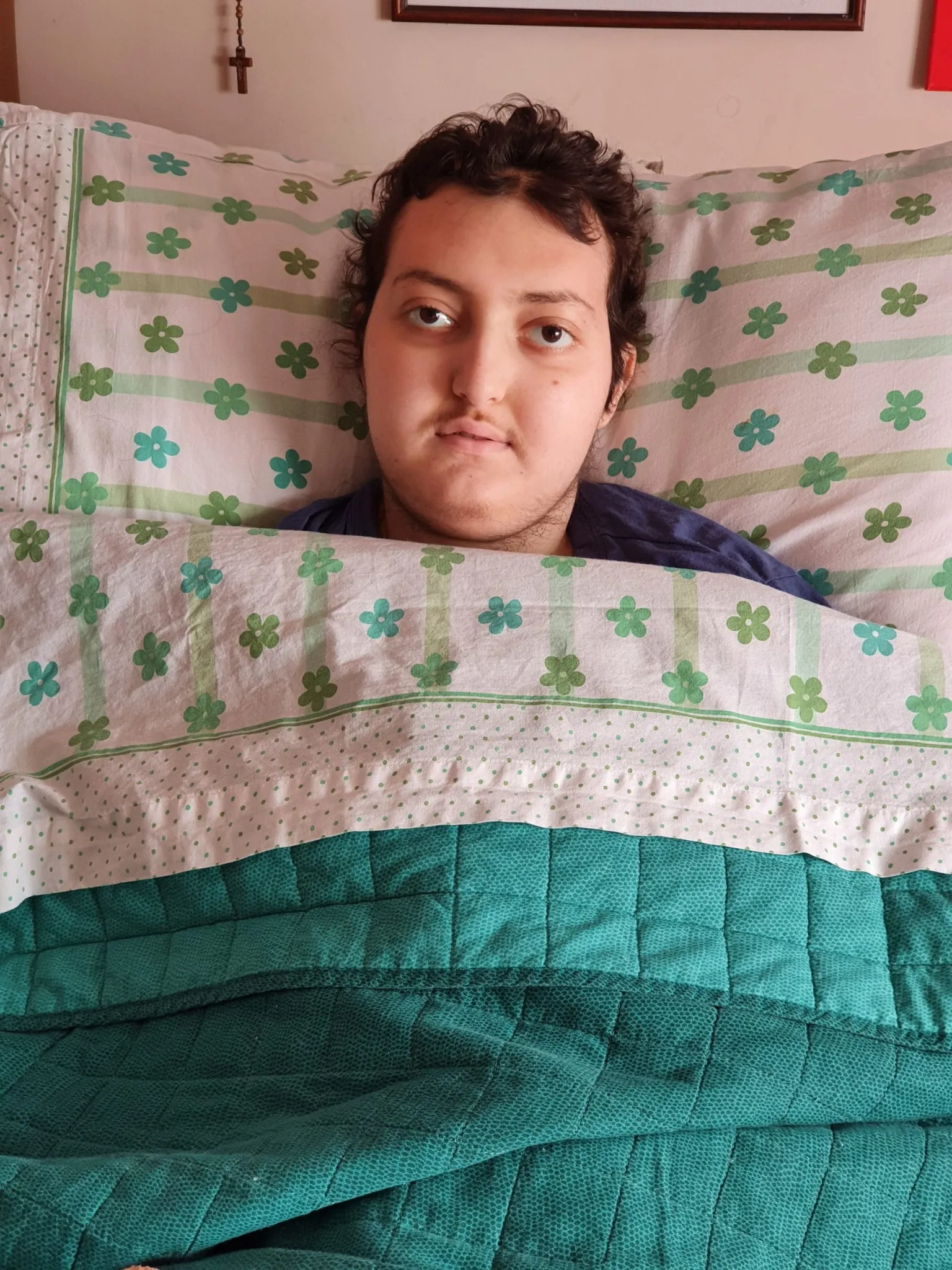 Eugenio sorride nel suo lettuccio