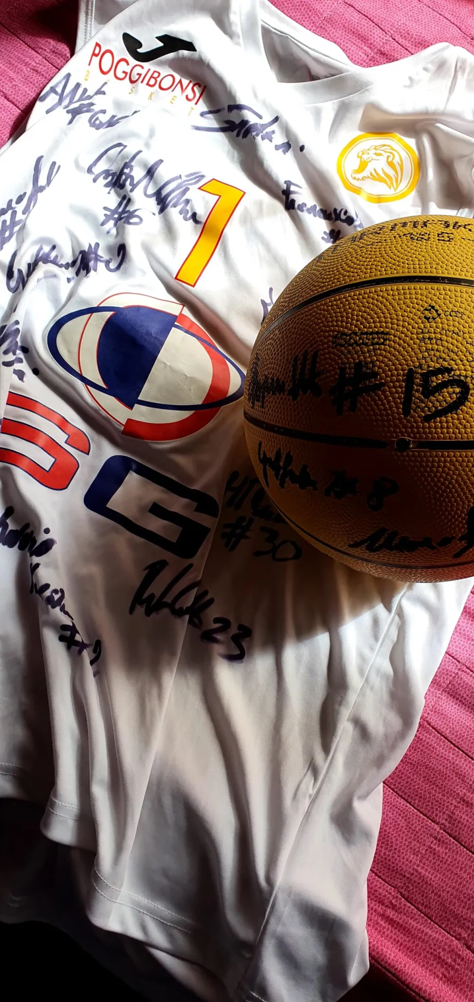 Gli amici del Poggibonsi basket - maglia e pallone del Poggibonsi basket