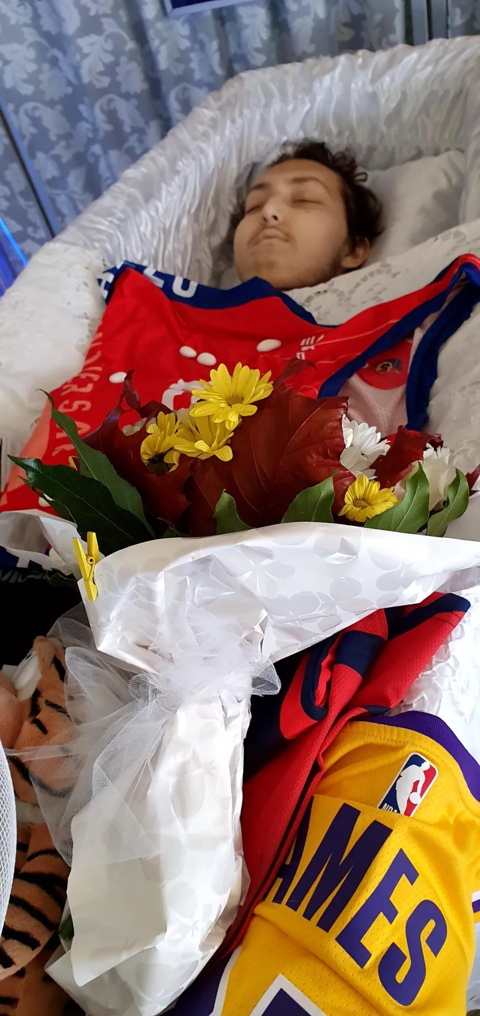 Eugenio nella sua bara bianca: il viaggio