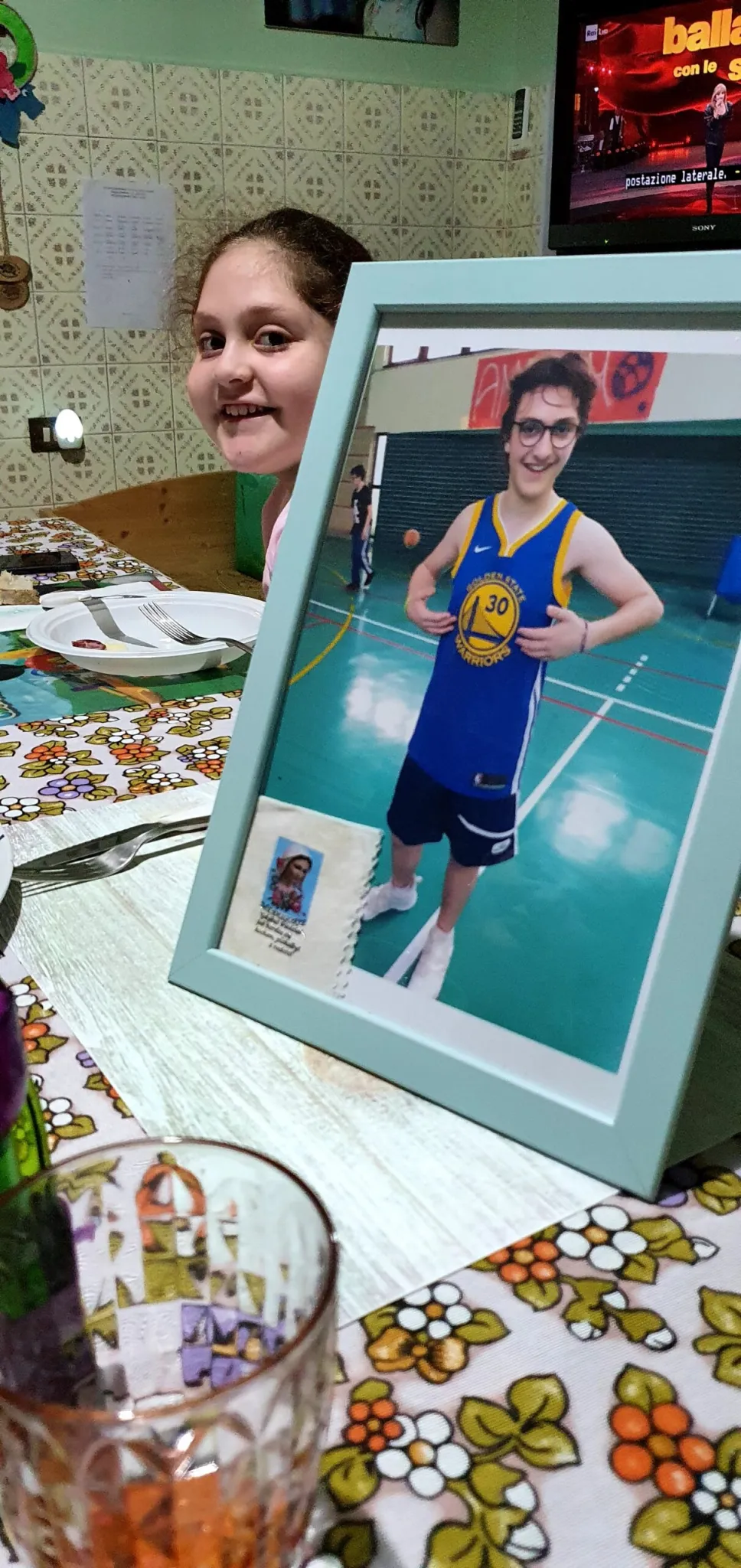 Francesca con la foto di Eugenio