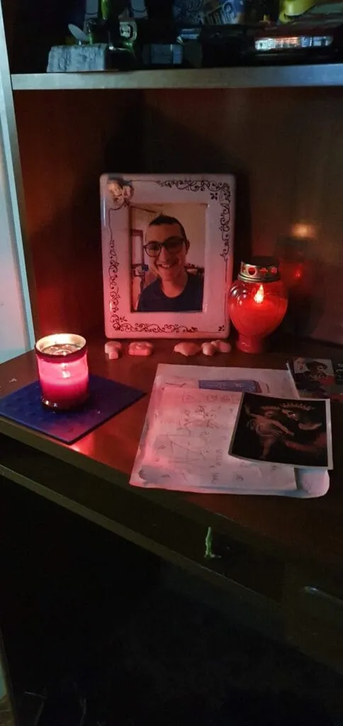 Eugenio con lumino in cameretta