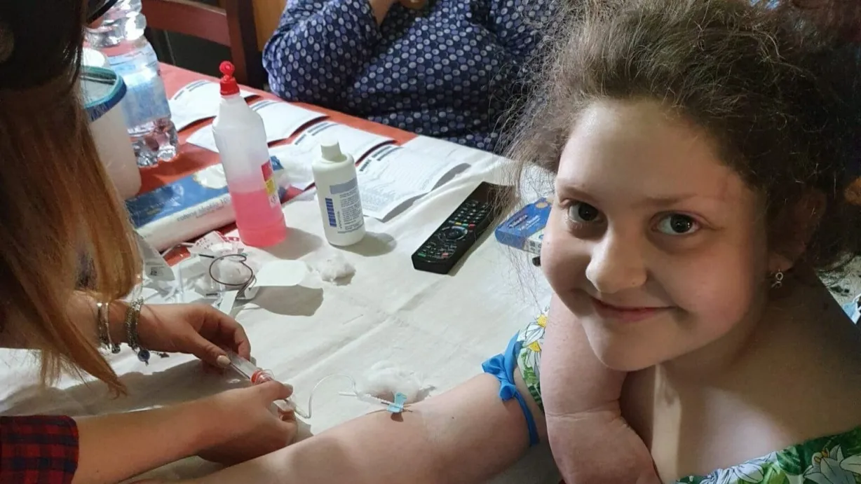 Fernanda preleva sangue a Francesca