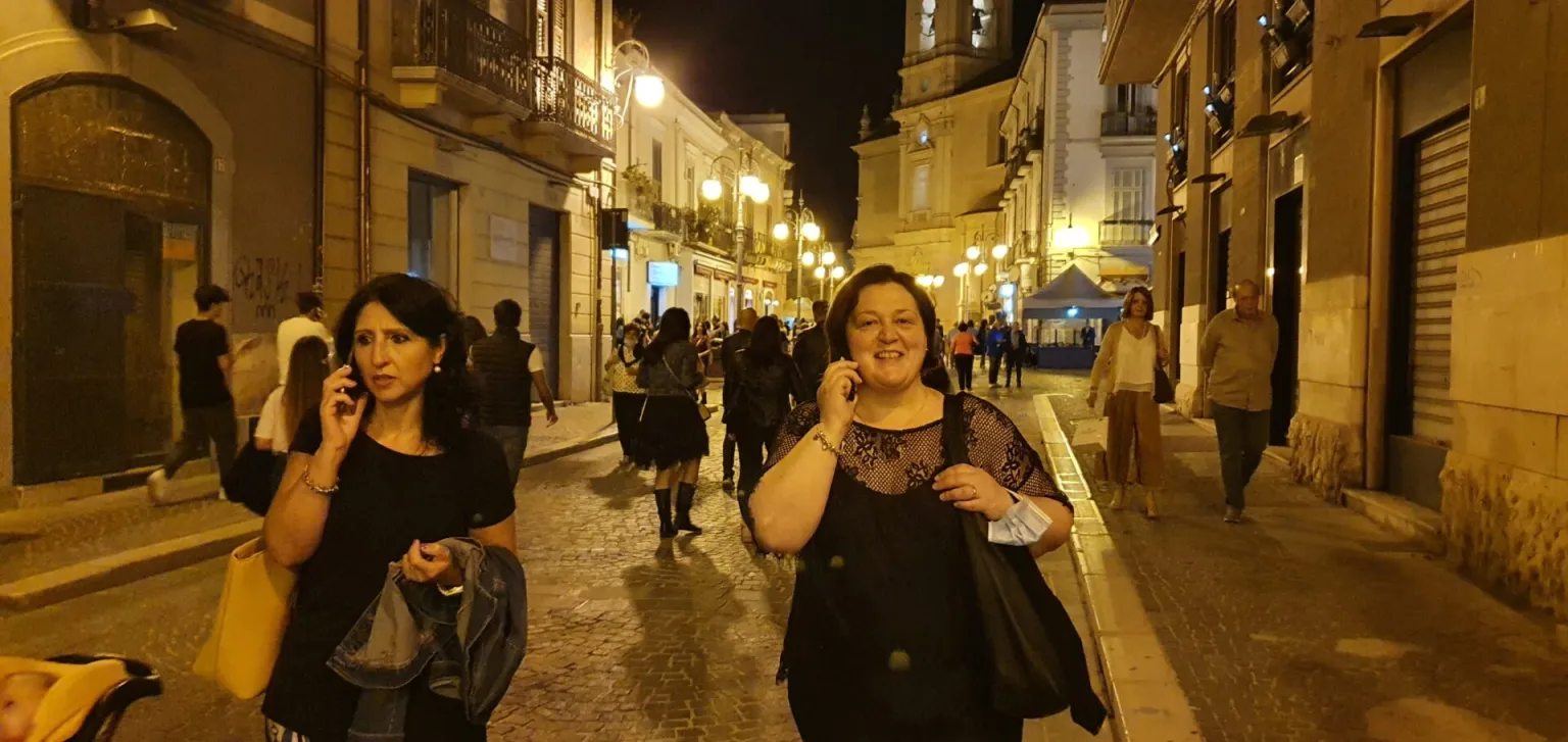 Antonella e Giuseppina al telefono in piazza Duomo