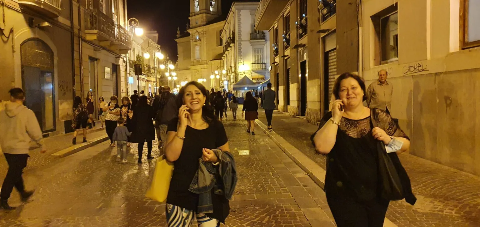 Antonella e Giuseppina al telefono in piazza Duomo