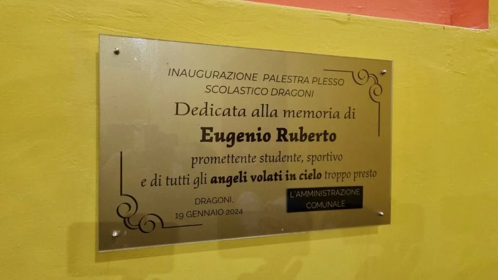 targa nella palestra scolastica Eugenio Ruberto