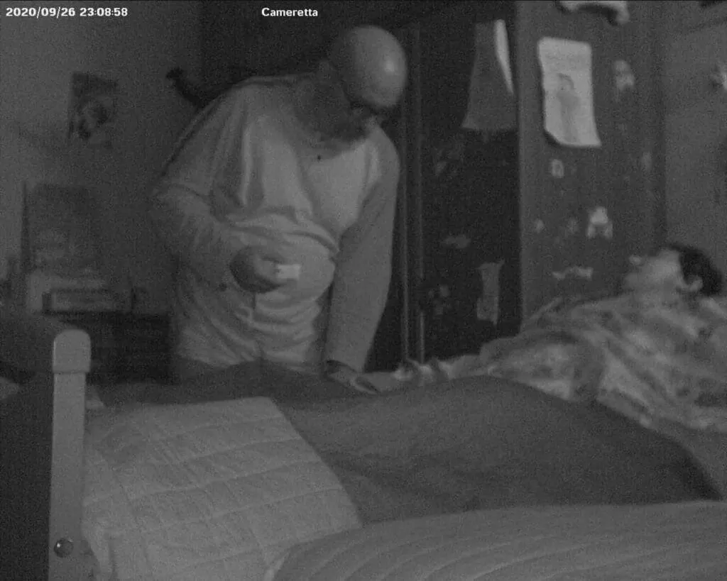 Remigio controlla Eugenio nel lettuccio