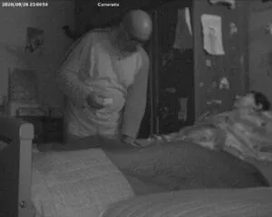 Remigio controlla Eugenio nel lettuccio di notte