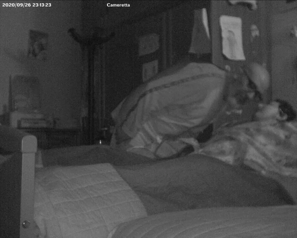 Remigio controlla Eugenio nel lettuccio