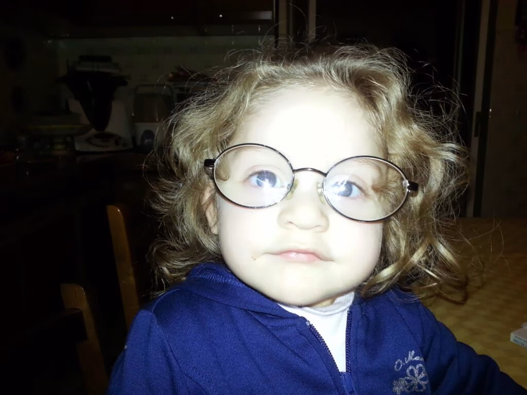 Francesca con gli occhiali della nonna