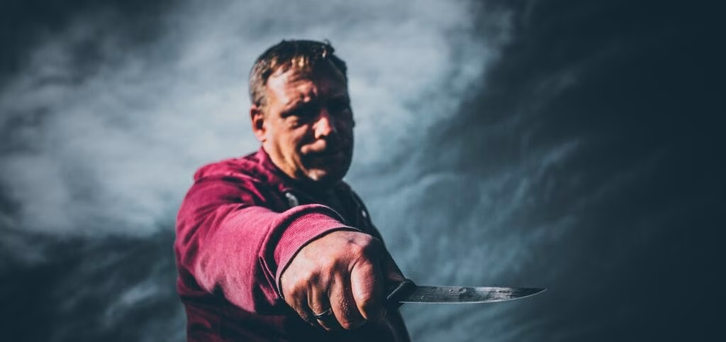 man, knife, weapon, ladro, malvivente