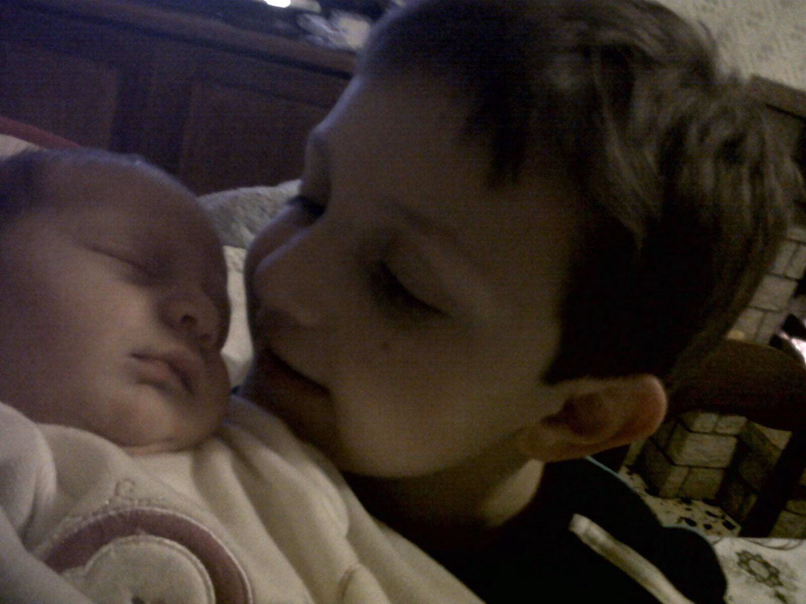 Eugenio fissa Francesca neonata